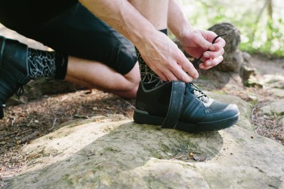 how to choose mountain bike shoes