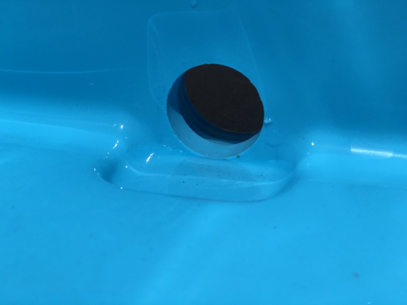 arctic zone titan deep freeze 55qt - the odd shape of this drainage channel doesn't seem to help actually...