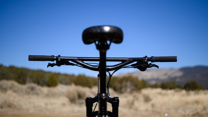 a comfy saddle, nice wide handlebar, and a dropper post!