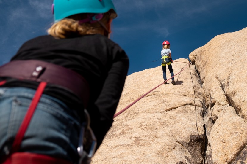 edelrid finn iii - big sister lowers her partner.