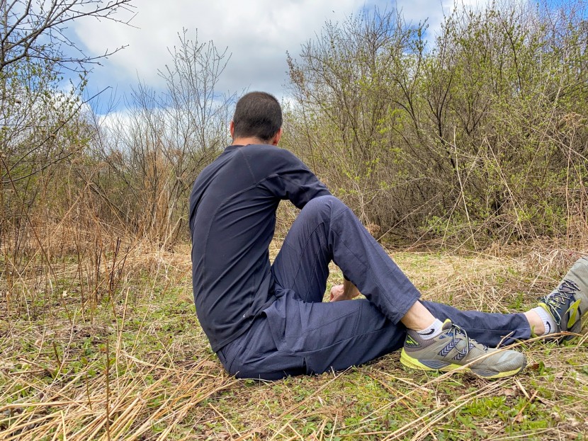 the material is elastic enough that it doesn't restrict movement...