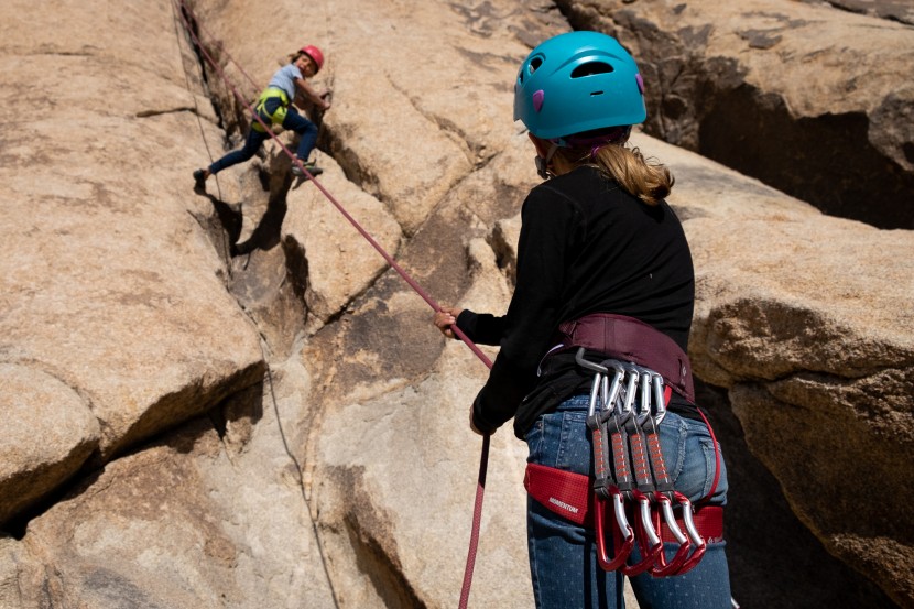 black diamond momentum - kid's - watch me here! sisters climbing together.