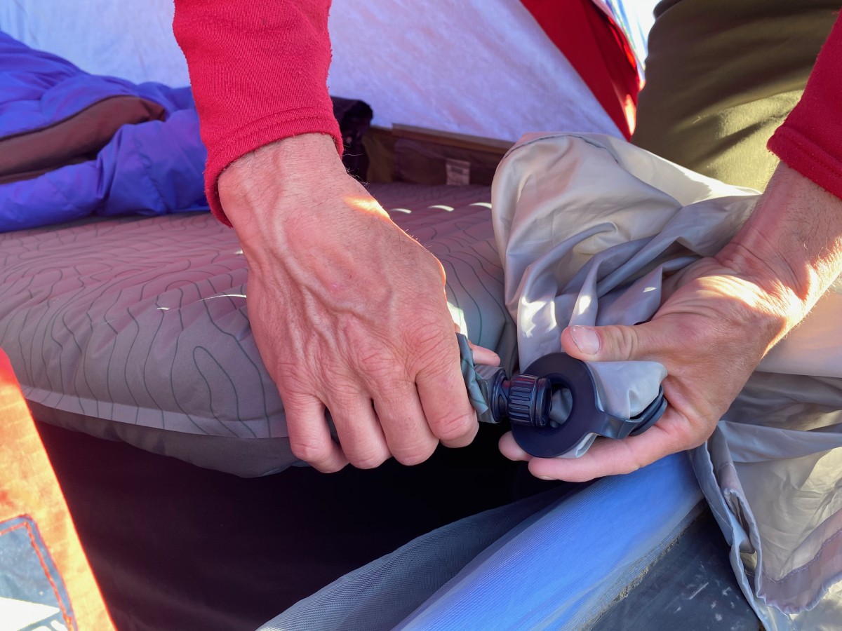 Therm-a-Rest NeoAir Topo Luxe Review (4 inches of air mattress comfort! Quite indulgence in the backcountry.)