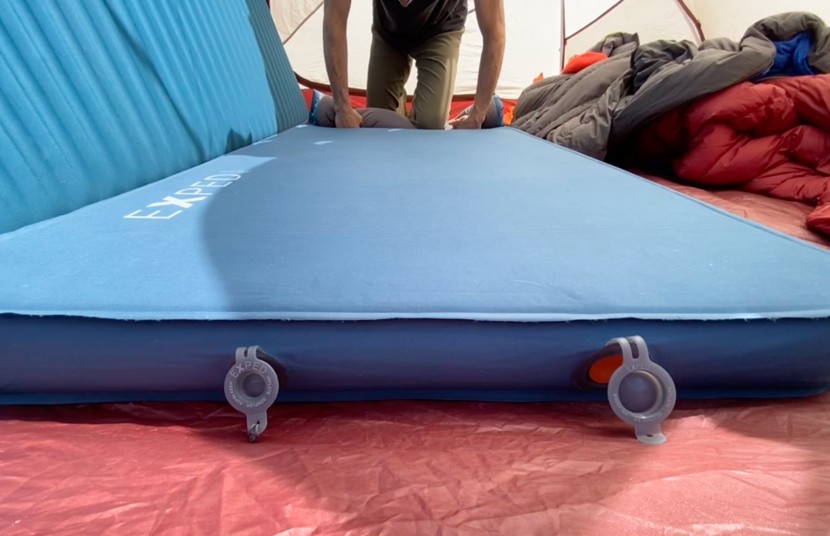exped deepsleep - the large deflate valve lets out a lot of air.