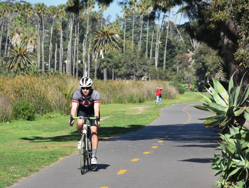 road bike helmet - the aro5 has a semi-aerodynamic shape but still maintains good...