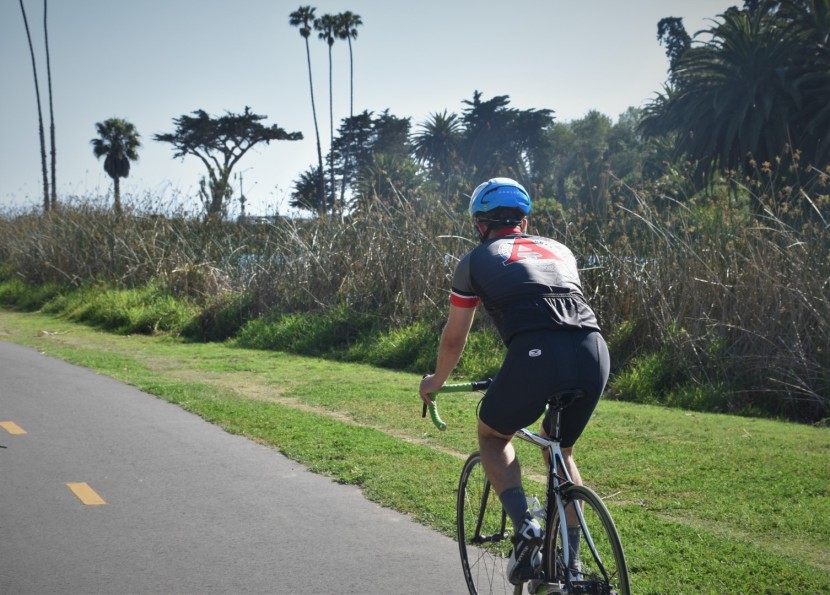 oakley aro5 - surprisingly lightweight for a semi-aerodynamic helmet, the aro5 is...