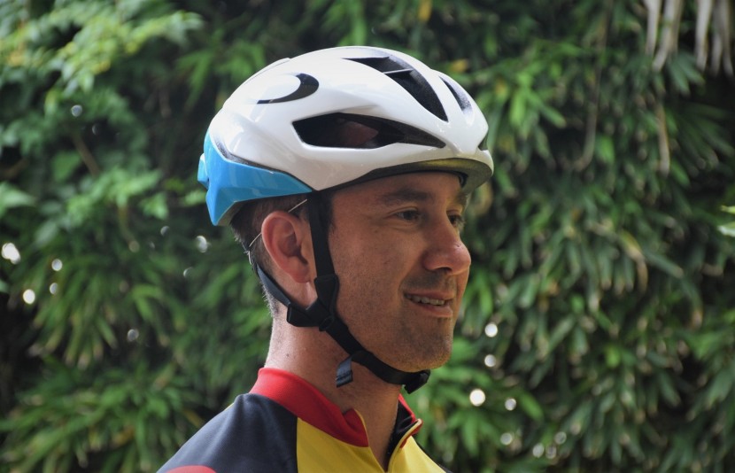 the aro5 has a sleek and low-profile semi-aerodynamic design.