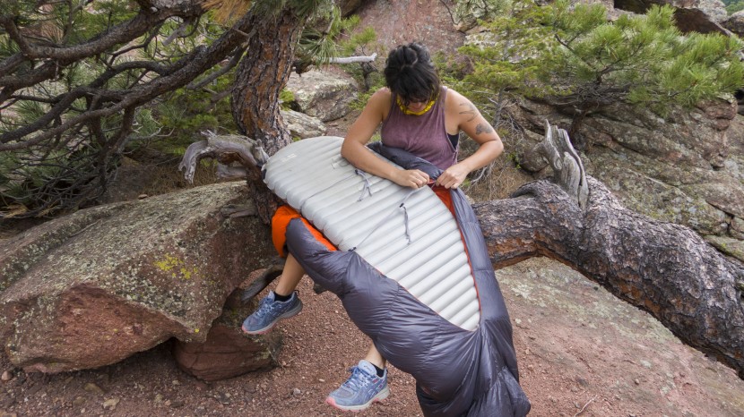 rei co-op magma trail quilt 30 - the rei trail magma 30 quilt attaches to your sleeping pad using the...