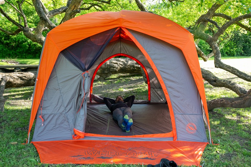 big agnes big house 6 - a 6'0" human kicking back in the big 6.