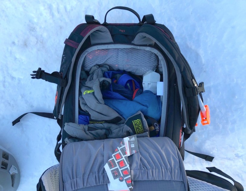 this pack is a hybrid of back-panel access with a clamshell design...