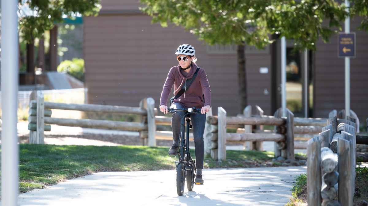 Swagcycle EB5 Plus Folding Review (The Swagcycle is an affordable, convenient, folding option for kicking around campus or running errands around town.)