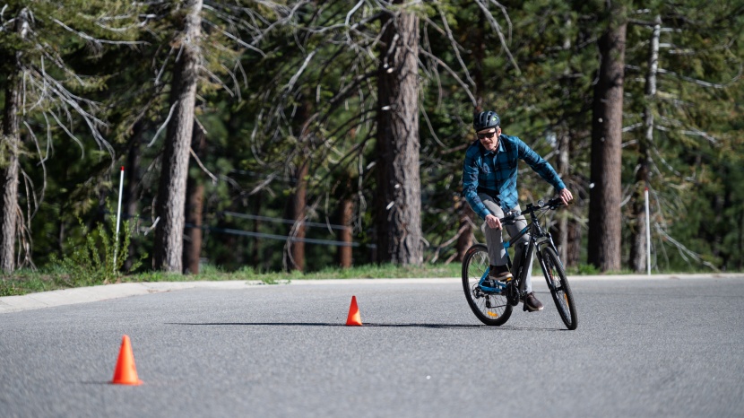ancheer 27.5-inch blue spark electric bike - testing the blue spark's handling on our figure-eight course.