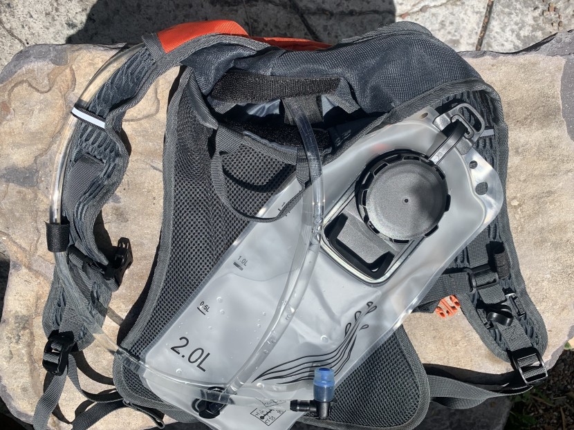 vibrelli 2l hydration backpack - a hydration sleeve against the back keeps the bladder secured and...