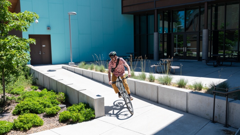 cannondale quick neo sl 2 - this bike rolls fast with very responsive and sharp handling.