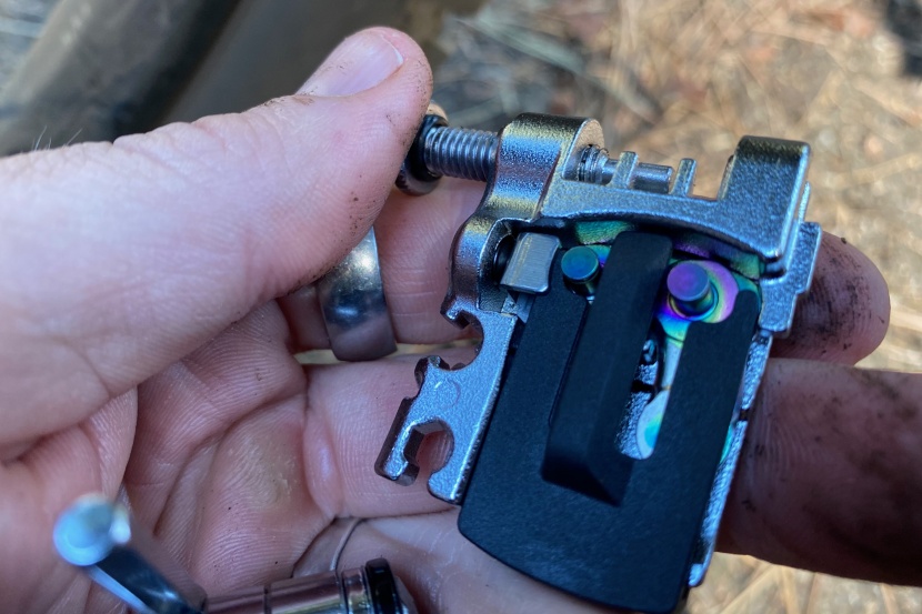 topeak mini pt30 - the backside of the chain tool hides a storage spot for a quick link...