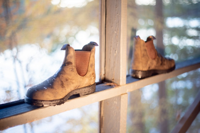 blundstone thermal chelsea - the attractive blundstone poses for a photo on a drizzly evening.