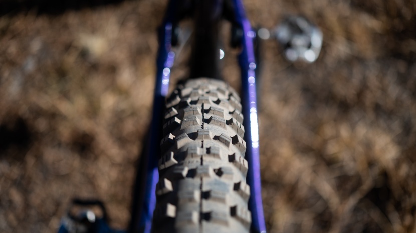 polygon siskiu t8 - a set of tubeless-ready schwalbe hans dampf tires are mounted front...