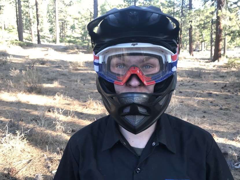 troy lee designs d3 fiberlite - the d3 fiberlite has a robust feel on your head and offers serious...