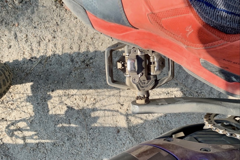 shimano me700 - while the fore and aft bars don't contact the shoe while pedaling...