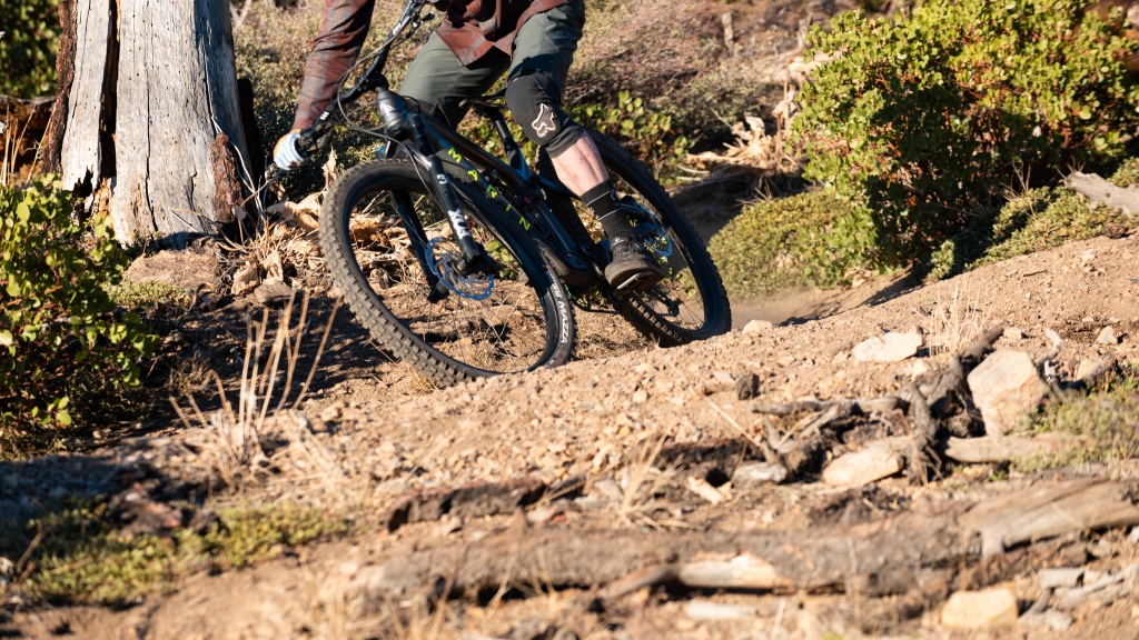 pearl izumi x-alp launch - the x-alp launch is a sleek looking and unique flat pedal shoe that...