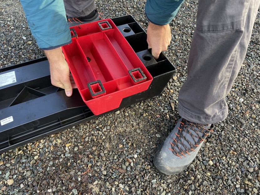 a quick glimpse at the unintuitive adjustment mechanism on the base...