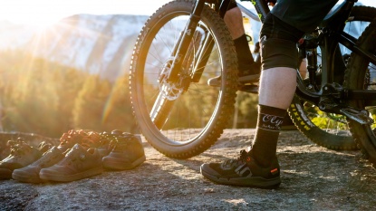 how to choose mountain bike flat shoes