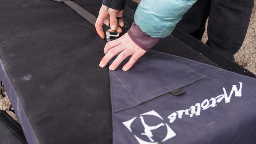 Metolius Magnum Review (Two flaps and one buckle are all it takes to secure this pad in its folded configuration.)