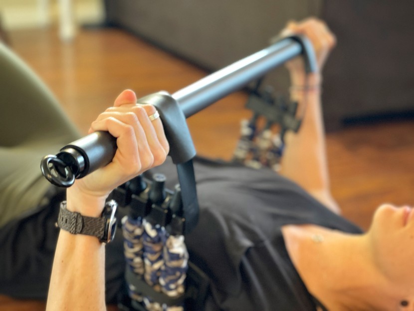 portable home gym - bench press with resistance bands.