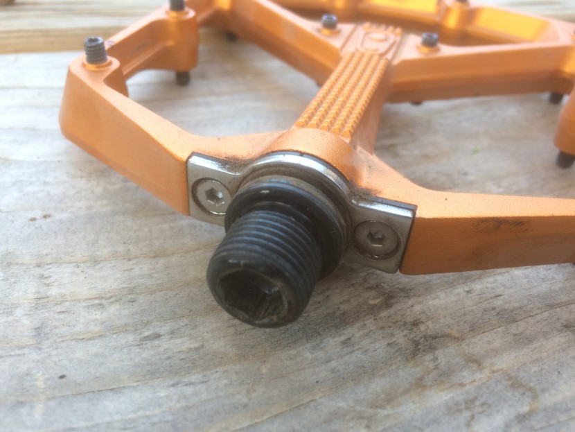 crankbrothers stamp 7 - a decent-sized bearing is housed under the bulge in the platform.