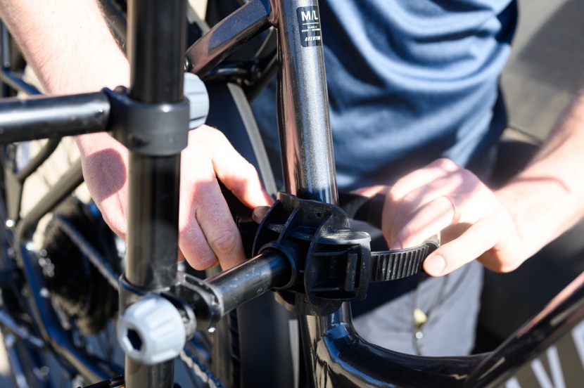 yakima onramp - the ratcheting straps on the main mast can be rotated and moved up...