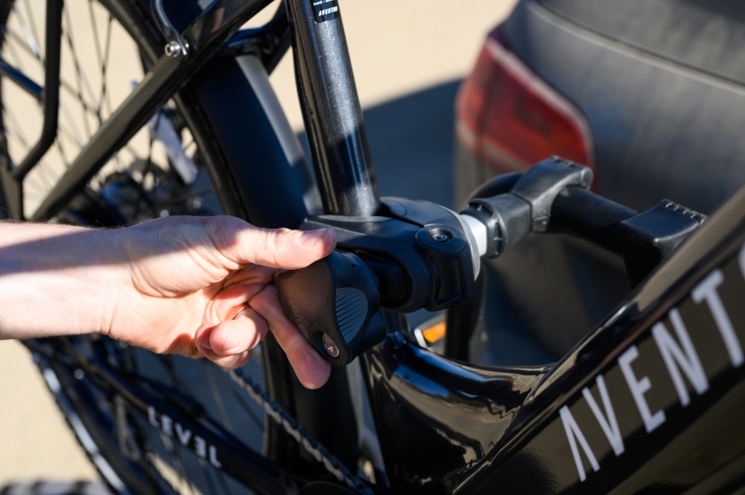 thule easyfold xt 2 - two clamp arms reach out to hold the bikes by the frame. they are...