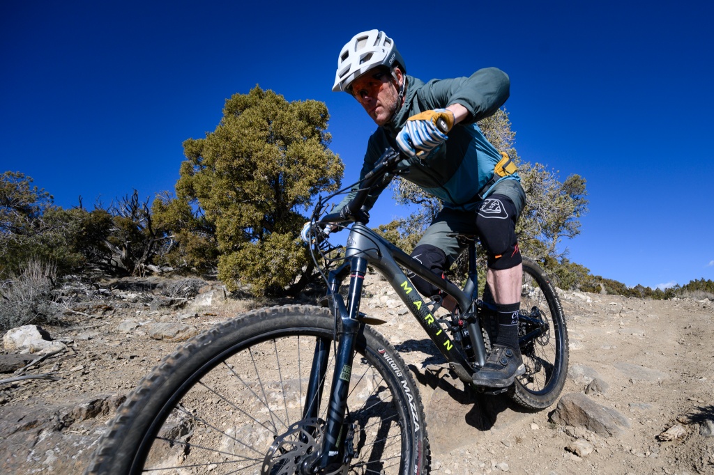 troy lee designs raid knee guard - these knee pads don't shy away from tough trails and high speeds.