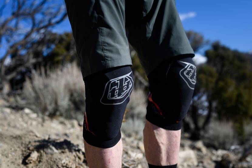 troy lee designs raid knee guard - the raid knee guards are built for maximum protection on shuttle...