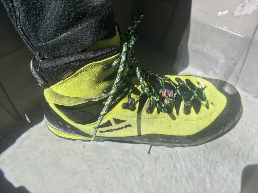 lowa alpine expert gtx - standing in the tub for 5 minutes, we had no water come on board.