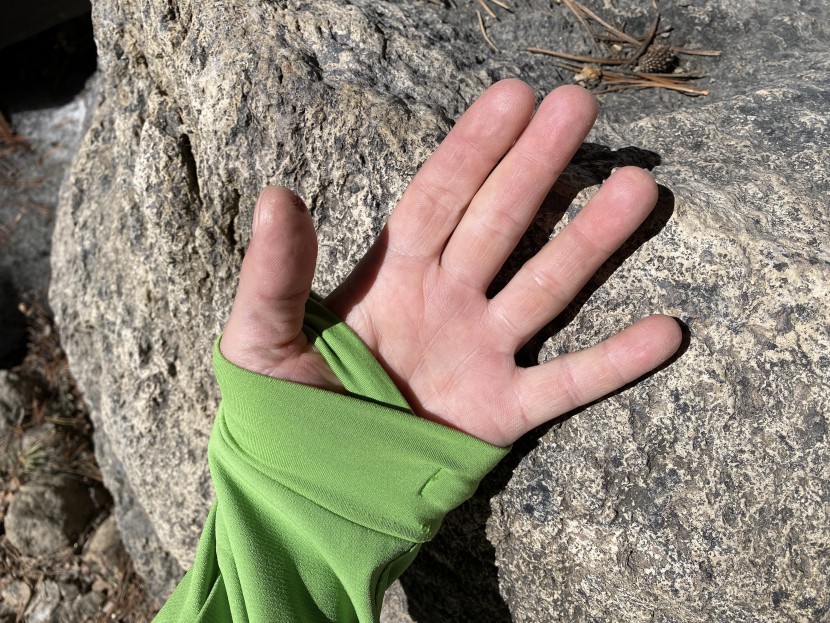 norrona lofoten hiloflex200 - comfortable thumb loops are a nice feature and help keep the cuffs...