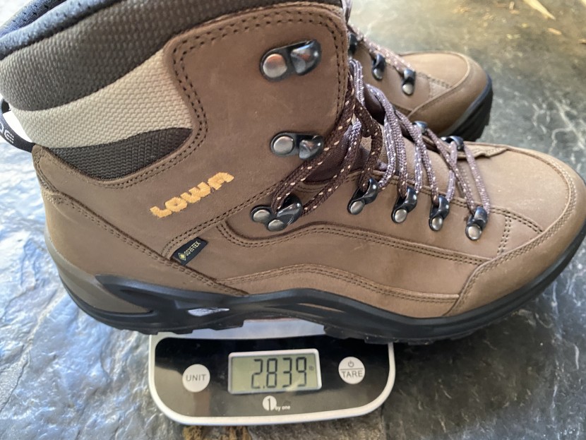 lowa renegade gtx mid - testing the lowas weight on our own scale.