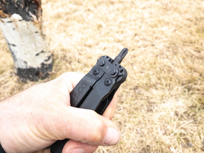 sog poweraccess deluxe - between the hinges of the pliers head sits this bit holder/grabber...