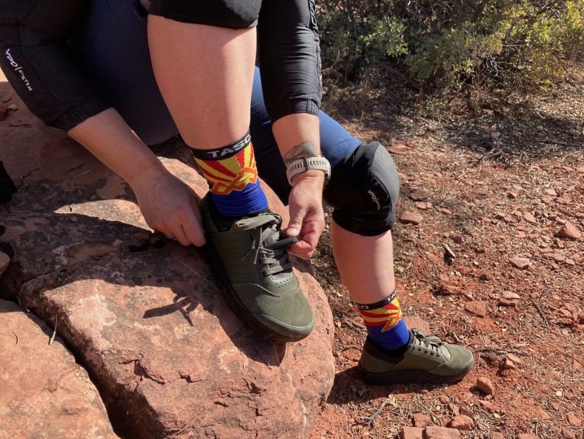 specialized 2fo roost flat - unisex - the elastic lace retainers on the tongue ensure your laces stay out...