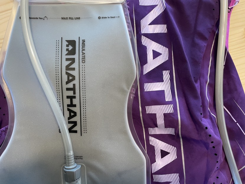 nathan vaporhowe 2.0 12l - the hourglass-shaped, insulated bladder that fits seamlessly into...