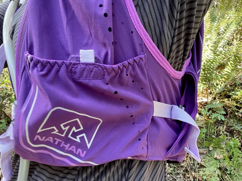 nathan vaporhowe 2.0 12l - the underarm cinch straps make for a highly customizable fit- a...