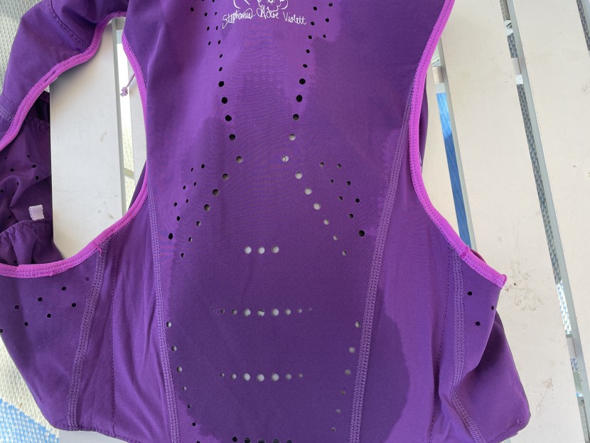 nathan vaporhowe 2.0 12l - there are definitely sweat stains surrounding the breathable holes...