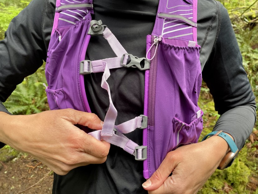 nathan vaporhowe 2.0 12l - the clips move up and down on the ribbing so you can place the...