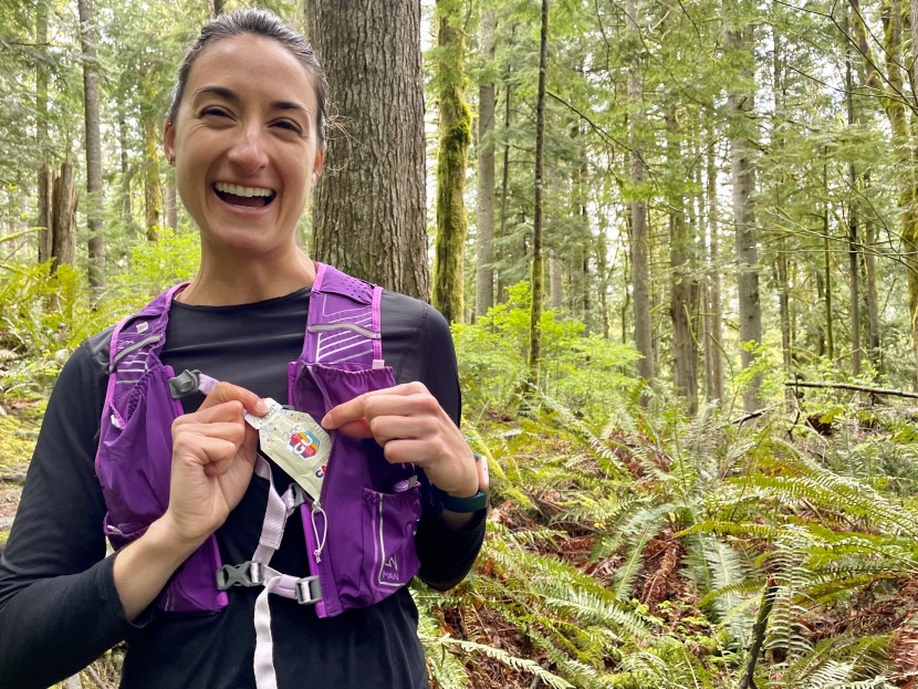 nathan vaporhowe 2.0 12l - the spacious front pockets on this vest can hold it all!