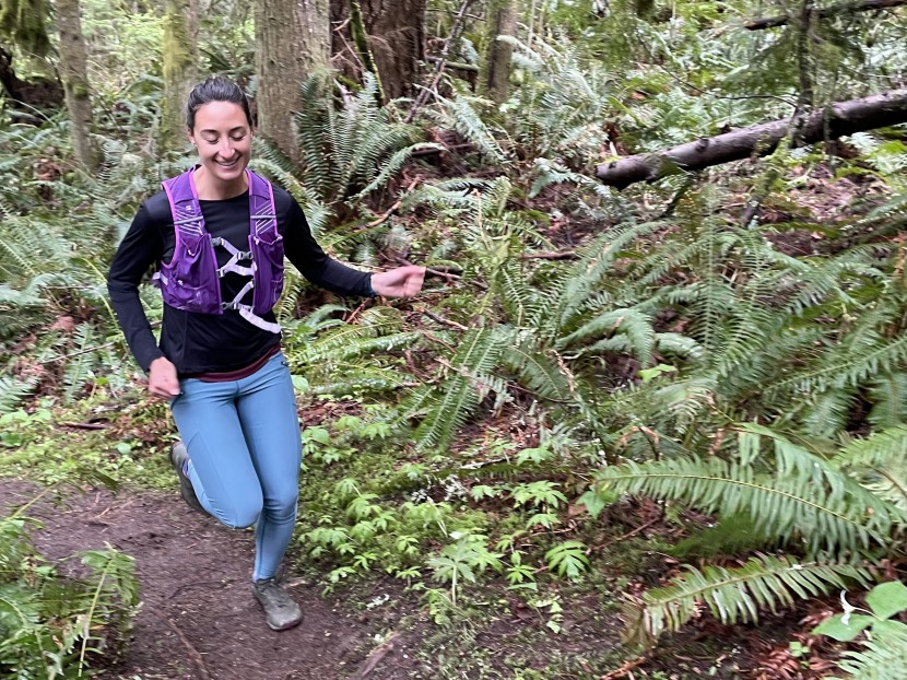 nathan vaporhowe 2.0 12l - even on technical trails, the vaporhowe stays in place so as not to...