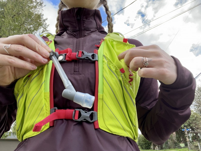 nathan pinnacle 12l  for women - the magnetic hose clip helps keep your water access clear for when...