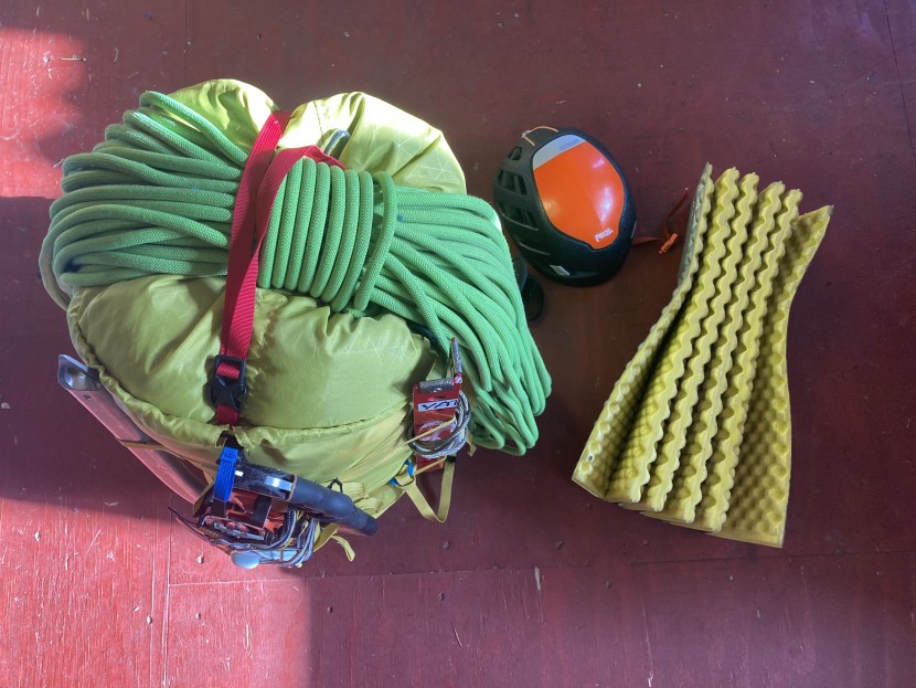 mountaineering backpack - the simple and effective rope carry system on the black diamond...