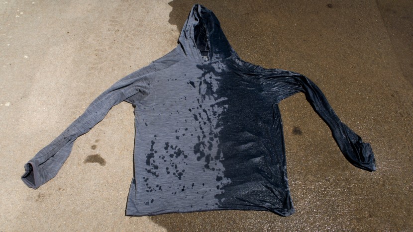 voormi river run hoody - the river run hoody does change color quite pronounceably when wet