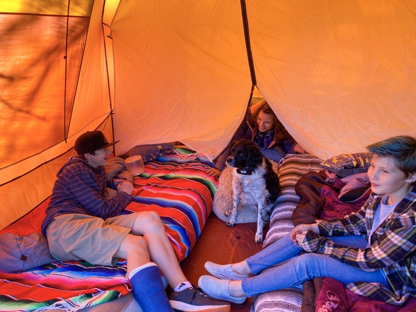 rei kingdom 6 - the privacy wall clearly doesn't work if mom keeps poking her head...