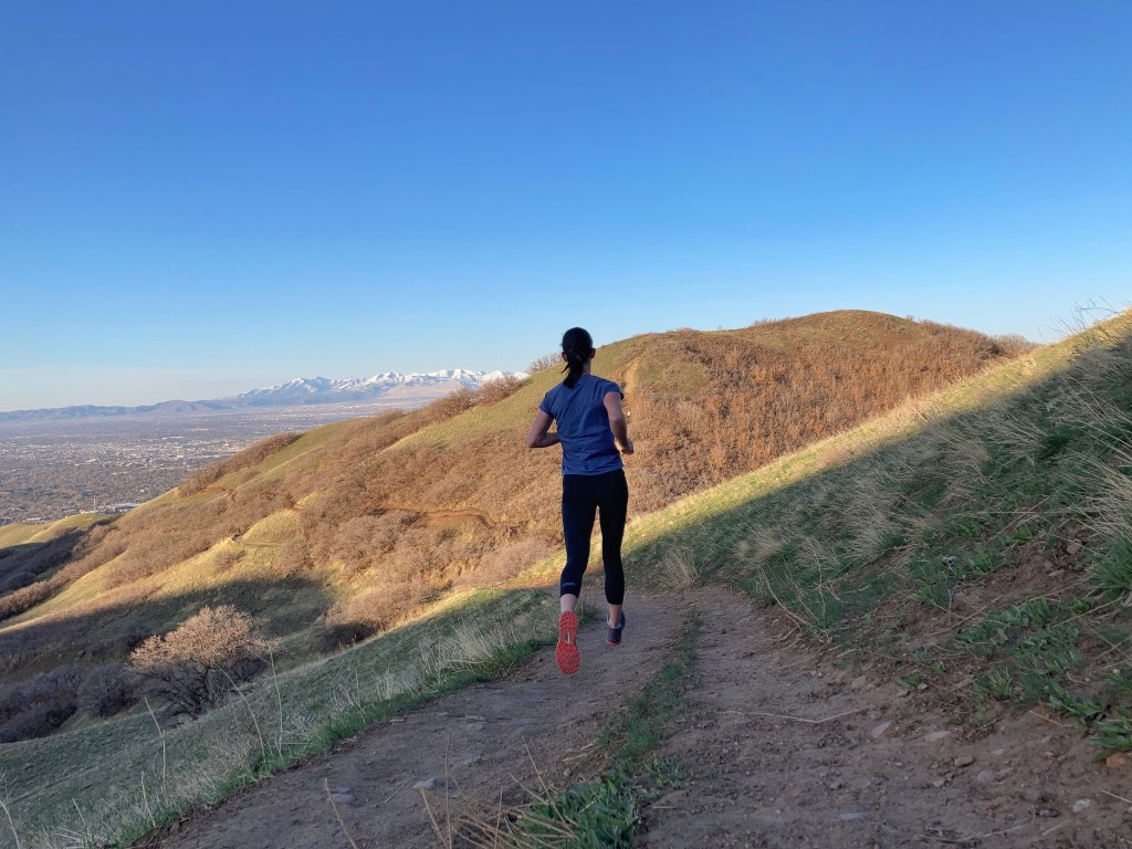 oiselle flyout short sleeve for women - the fabric keeps you comfortable as the temps change on your run...