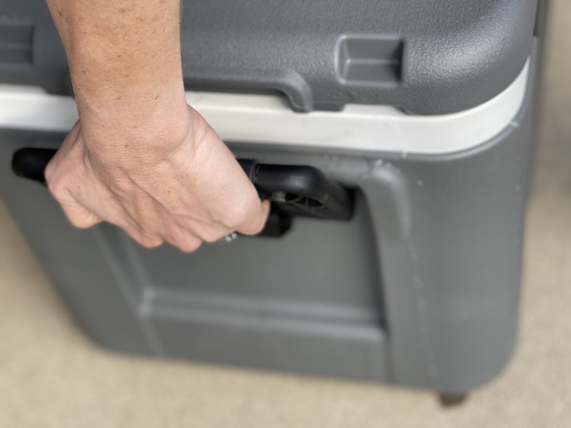 igloo mission 50 - the plastic handles stay where you place them, but don't quite come...